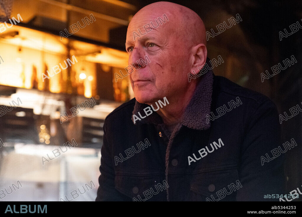 BRUCE WILLIS en COSMIC SIN, 2021, dirigida por EDWARD DRAKE. Copyright 308 ENT.