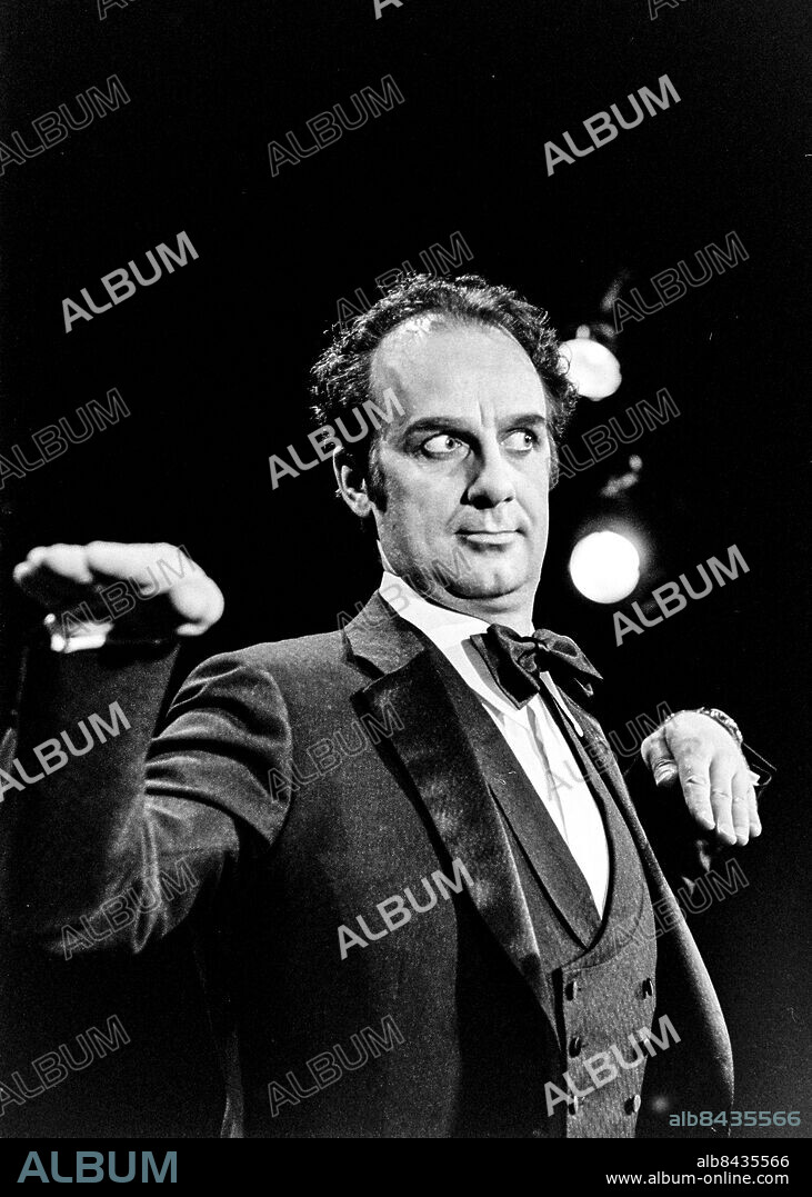 1971-10-20.. VARFÖR GÖMMER DU DIG I HÄCKEN?. TV-program i regi av Harald Westman.. Sänt första gången 1971-11-13. Här ses skådespelaren Jarl Kulle som Lenny Bruce.. Foto: Bertil S-son Åberg / RiR / SVT / Kod: 5600. Bild publ. i RiR 52/71 sid. 6. Reportage publ. i RiR 47/71 sid. 6-7.. RiR 20293 sv/v neg.