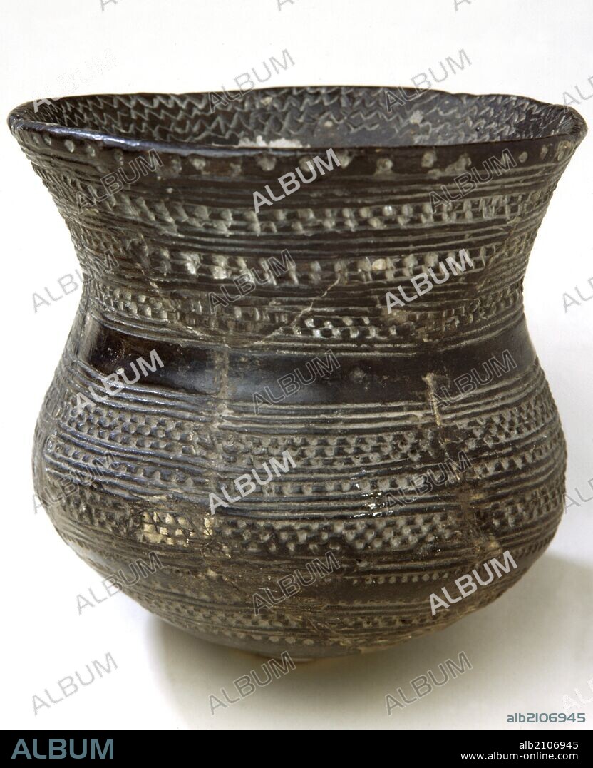 VASO CAMPANIFORME CON DECORACION INCISA, TIPO CIEMPOZUELOS. CALCOLITICO CERAMICA. (DEPOSITO: MUSEO ARQUEOLOGICO NACIONAL).