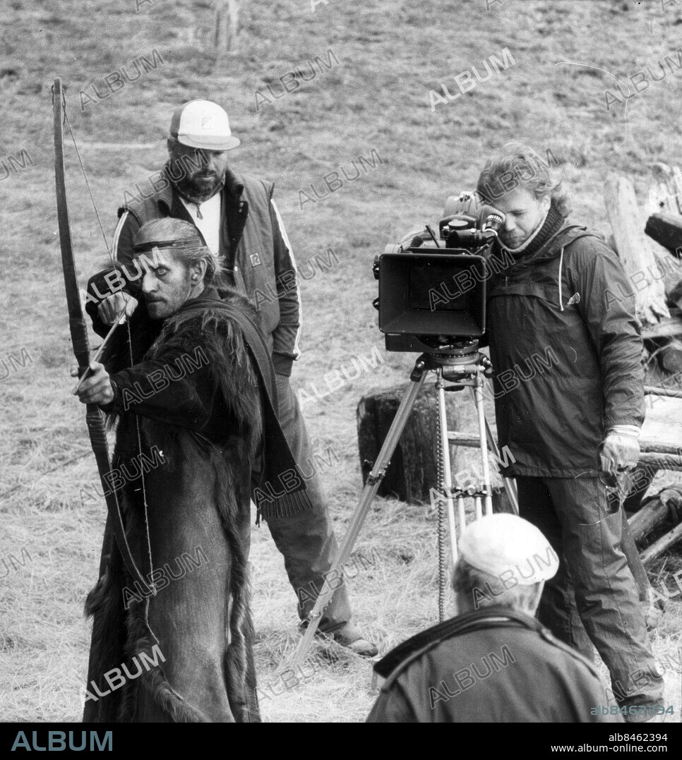 AFTONBLADET OUT ARKIV 1984 - Inspelning av långfilmen "Korpen flyger" 1984. Den isländske filmregissören Hrafn Gunnlaugsson, till höger, tittar i kameran medan den isländske skådespelaren Helgi Skulason lär sig använda pilbåge under överinseende av den svenske fotografen Tony Forsberg. Foto: Tommy Pedersen Kod: 36 COPYRIGHT SCANPIX SWEDEN.