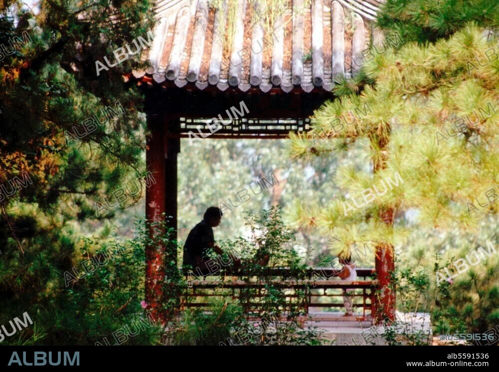 China. Park des Duftenden Berges - Xiangshan Gongyuan bei Peking (angelegt Mitte 18. Jahrhundert). Teilansicht: Pavillon (Ting). Foto, undat.