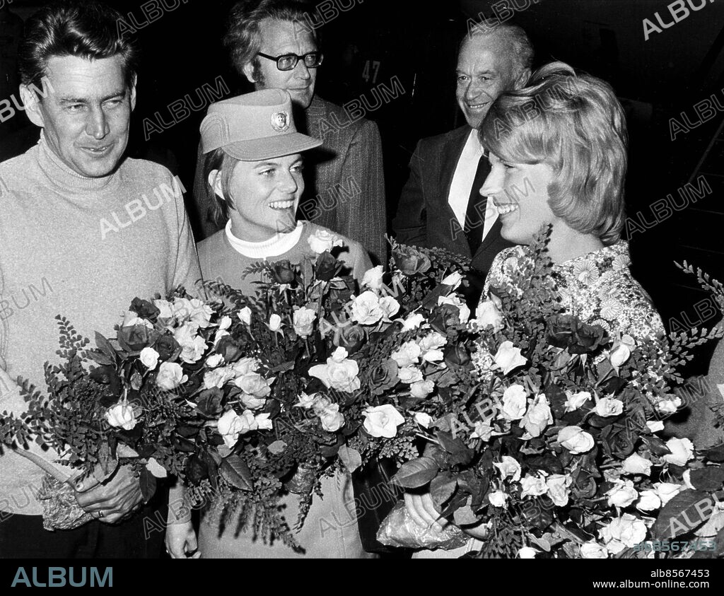 Kroatkapningen flygplanskapningen kapningen flygkapningen på Bulltofta i Malmö sept 1972 / København /. efter dramats upplösning / planets besättning blomsterhyllades vid ankomsten till Kastrups flygplats i Köpenhamn. Flyg Kapningar Bulltofta 1972. Malmö Flyg Bulltofta. (c) Jan Dahlander / Sydsvenskan / IBL.