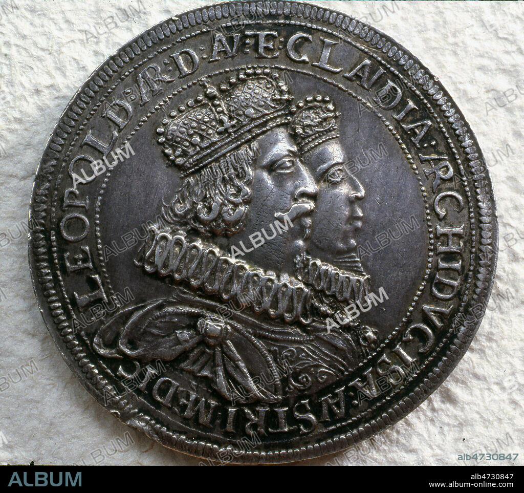 Leopold V de Habsbourg (1586-1632) gouverneur du Tyrol , eveque de Passau et sa femme Claudia de MEDICIS (1604-1648) . Double Thaler Piece de Monnaie 16eme siecle, XVIe s. Photographie Bernard DUPONT. Credit : B. DUPONT/KHARBINE TAPABOR.