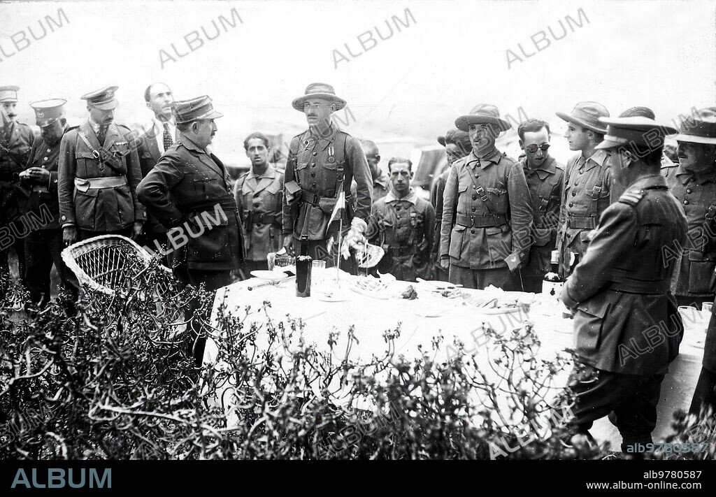 Septiembre 1922. Ceuta.
El alto comisario general Burguete, Escuchando el discurso al teniente coronel Sr Millan Astray con motivo de la gran revista A la legión Celebrada en el campamento de Dax-Riffien.
(foto Costa).