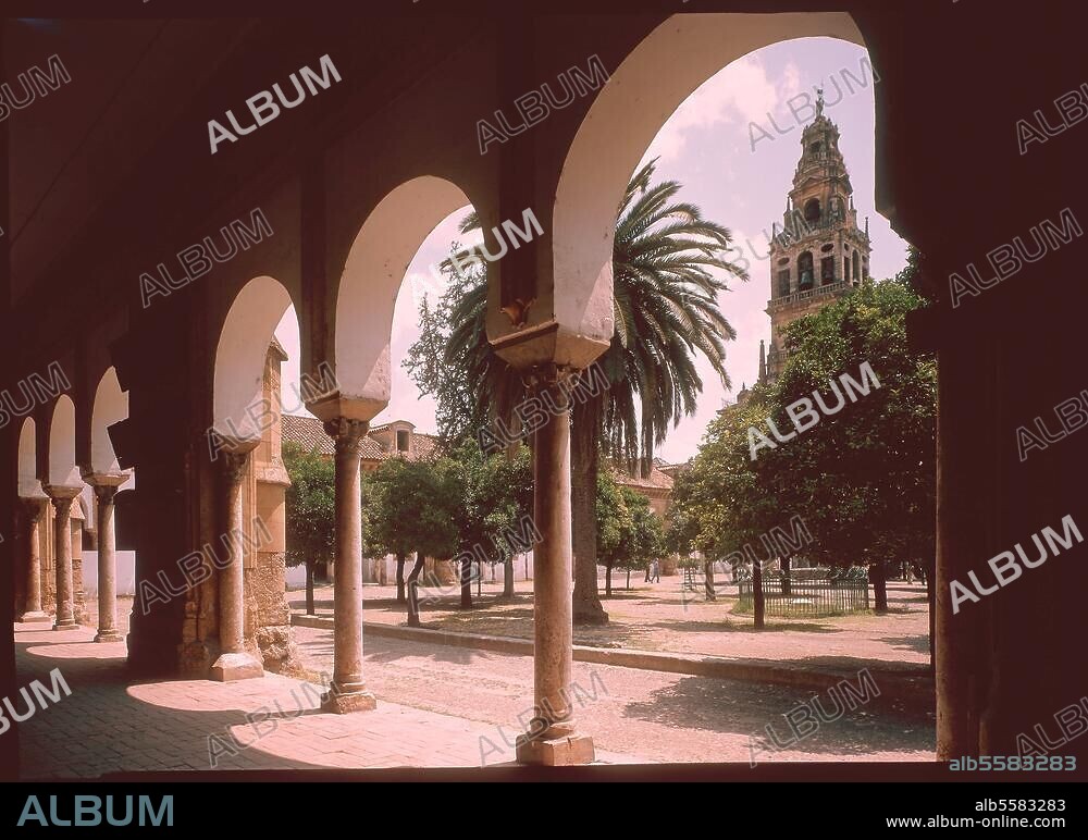 Cordoba (Andalusien, Spanien), La Mezquita, (ehem. Moschee, erbaut 785-990; nach 1236 Kathedrale, Erweiterungsbauten im 16. Jahrhundert). Der Patio de los Naranjos und Turm der Galeria Oriental. Foto, um 1980.