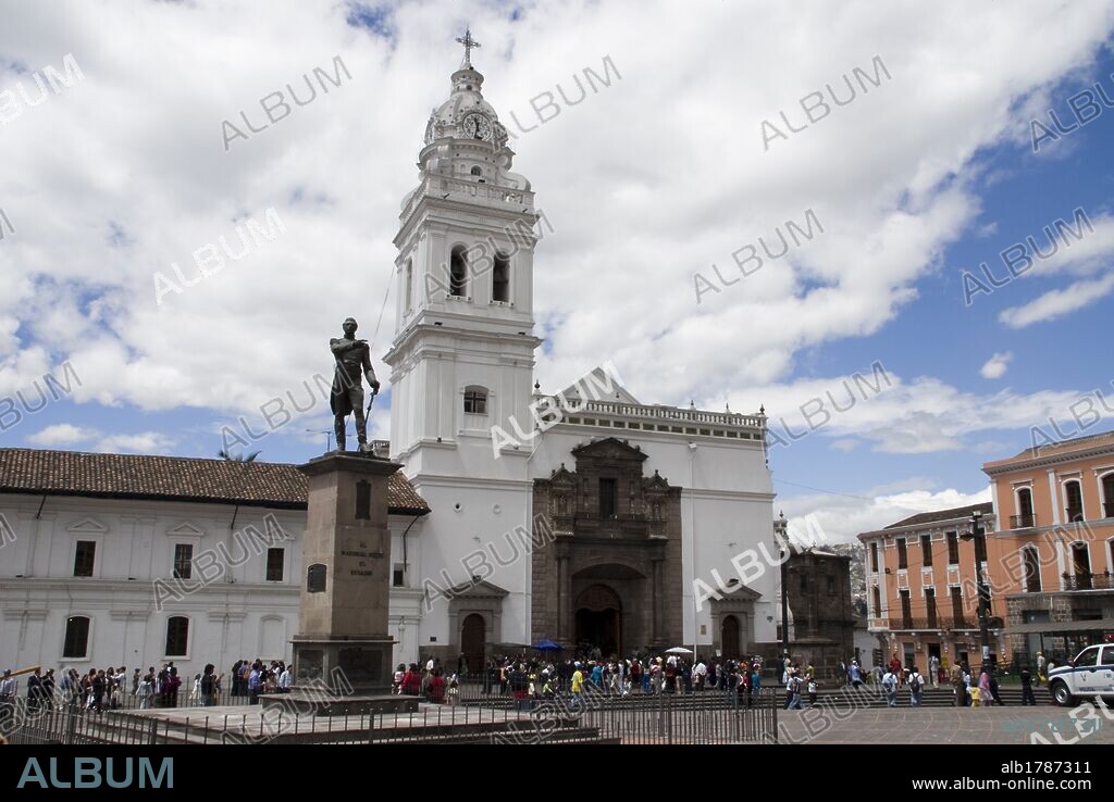 Ecuador.Quito.Historical center.Square of Santo Domingo.Church of Santo Domingo (XVI_XVII century). Monument to Mariscal Sucre. .