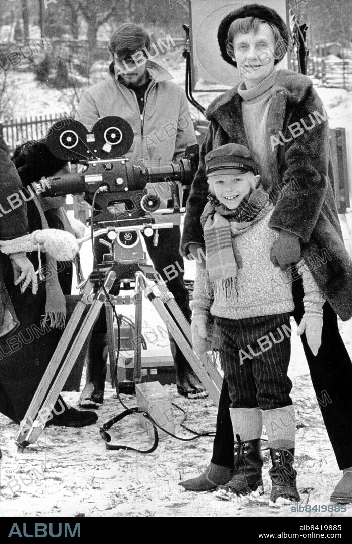 Astrid Lindgren och Jan Olsson som spelar Emil i filmen Emil i Lönneberga. inspelning filmkamera. Film Emil i Lönneberga /. Olsson Jan skådespelare Sit /. Lindgren Astrid författare Sit 1971. (c) Thomas Löfqvist / Sydsvenskan / IBL.