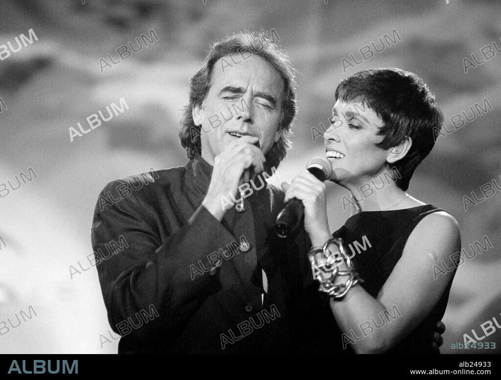 Ana Belén y Joan Manuel Serrat en el concierto 'Mucho más que dos'. Palacio de Deportes de Gijón, 1994.