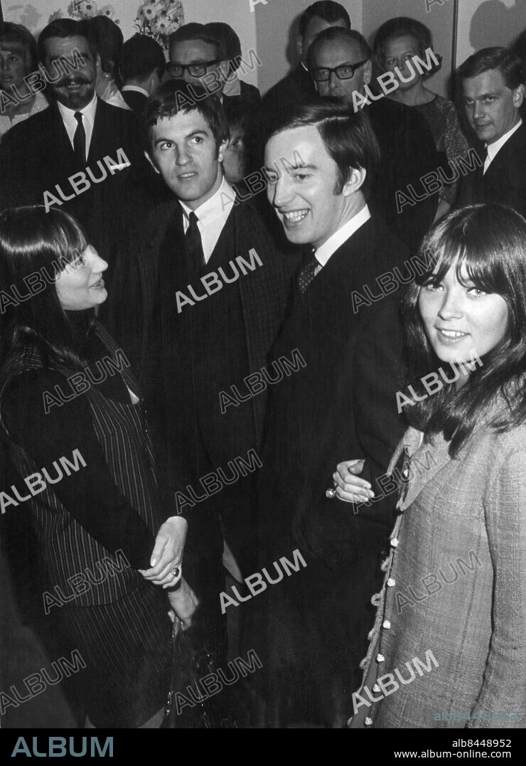 STOCKHOLM 1967.. Orig. bildtext... På måndagen invigde Sandrews i Stockholm sin nya premiärbio, Maxim,f ö f d Sveriges Radios Karlaplansstudio. Premiärfilm var Richard Burtons och Liz Taylors Vem är rädd för Virginia Woolf och i publiken märktes Monica Nielsen med sin Adam och Thommy Berggren med sin vackra maka. Anm. Biografen Maxim invigdes 1967. T Berggren, f. 1937, skådespelare. M Nielsen, f. 1937, skådespelerska och sångerska. Leende Randigt Premiärer Polisonger Ringar Handväskor Mustascher Skägg CD512 persons: ADAM INCZEDY-GOMBOS;MONICA NIELSEN;THOMMY BERGGREN sites: STOCKHOLM;SVERIGE.