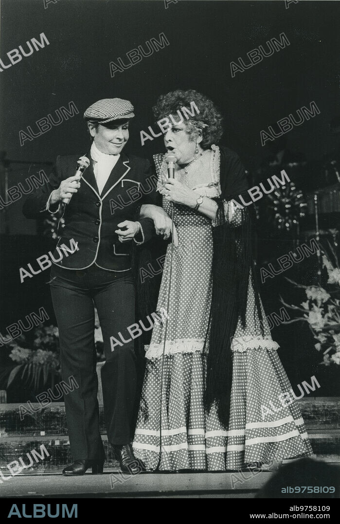 Madrid, diciembre de 1989. Celia Gámez cantando con Lina Morgan en el teatro La Latina, en el homenaje que se le tributó a la primera, en el que participaron numerosos artistas de la época. las dos artistas cantaron la famosa «Llévame a la verbena de San Antonio» de las Leandras.