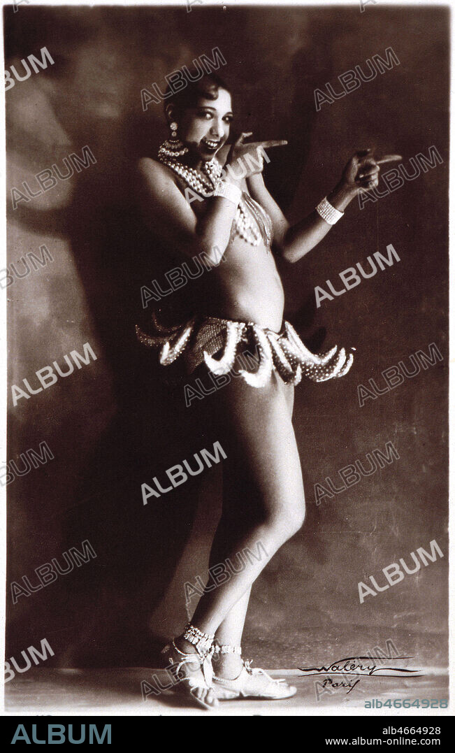 Josephine BAKER en costume de scene avec bananes, photographie par par WALERY ( pseudo du Conte Ostrorog Stanislaw Julian Ignacy : 1863-1935) vers 1920-1929. Collection IM/KHARBINE-TAPABOR.