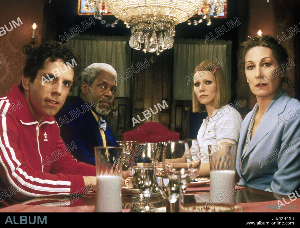 ANJELICA HUSTON, BEN STILLER, DANNY GLOVER et GWYNETH PALTROW dans THE ROYAL TENENBAUMS, 2001, réalisé par WES ANDERSON. Copyright TOUCHSTONE PICTURES.