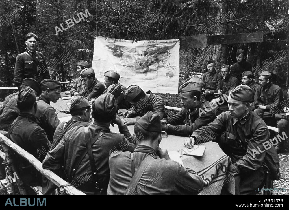 2. Weltkrieg / Sowjetunion 1941-45:. Sommeroffensive der Roten Armee 1942, Leningrader- und Wolchow-Front. Ein Bataillonskommissar hält einen Vortrag vor den Kommandierenden eines Garderegiments. Foto, 1942.
