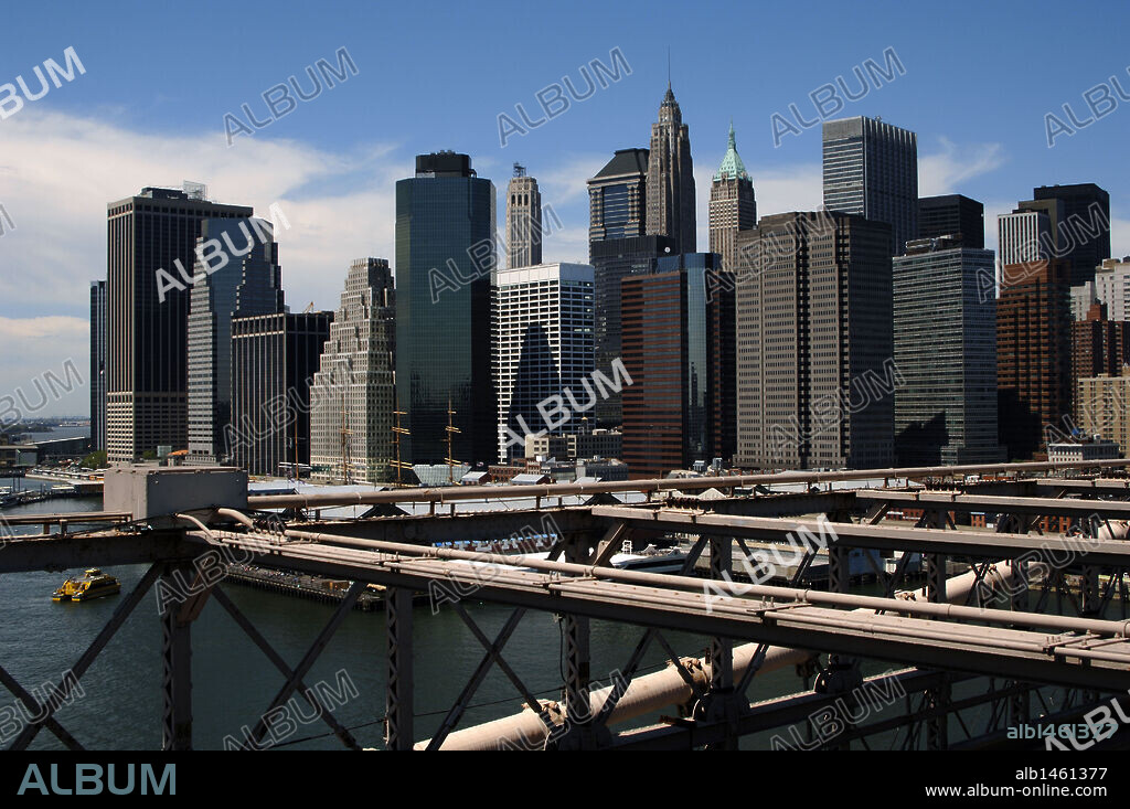 ESTADOS UNIDOS. NUEVA YORK. Vista de los RASCACIELOS DE MANHATTAN desde el PUENTE DE BROOKLYN.