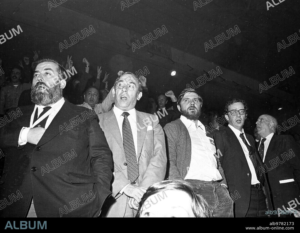 24/10/1979, - Jesús María Viana, Alfredo marco Tabar, Benito Lertxundi, Txiki Benegas Francisco López real Cantan el himno vasco tras Conocerse el resultado del referéndum sobre el estatuto de autonomía del país Vasco. Foto Abc/Luis Alonso.