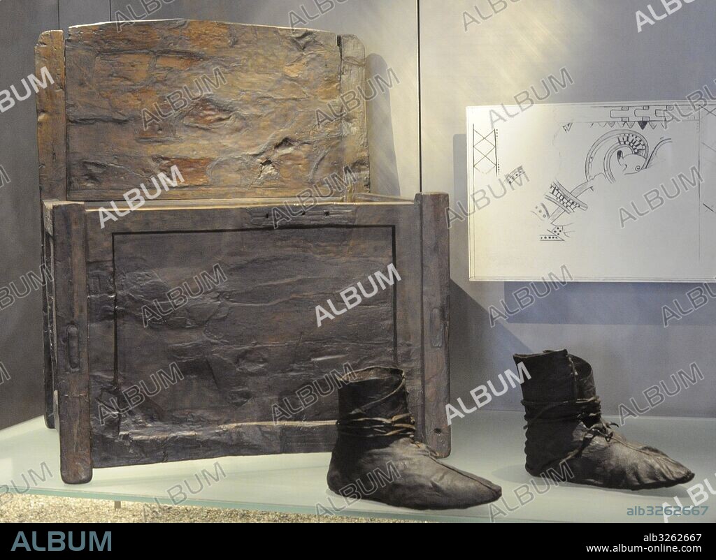 Arte Vikingo. Zapatos de cuero de mujer. Al fondo, silla de madera de haya. Tumba del barco de Oseberg. Siglo IX. Museo de Barcos Vikingos. Oslo. Noruega.