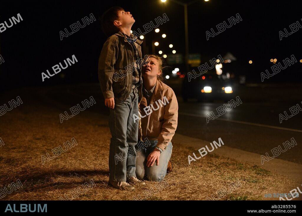 JAEDEN LIEBERHER and KIRSTEN DUNST in MIDNIGHT SPECIAL, 2016, directed by JEFF NICHOLS. Copyright FALIRO HOUSE PRODUCTIONS/TRI-STATE PICTURES/WARNER BROS / ROTHSTEIN, BEN.