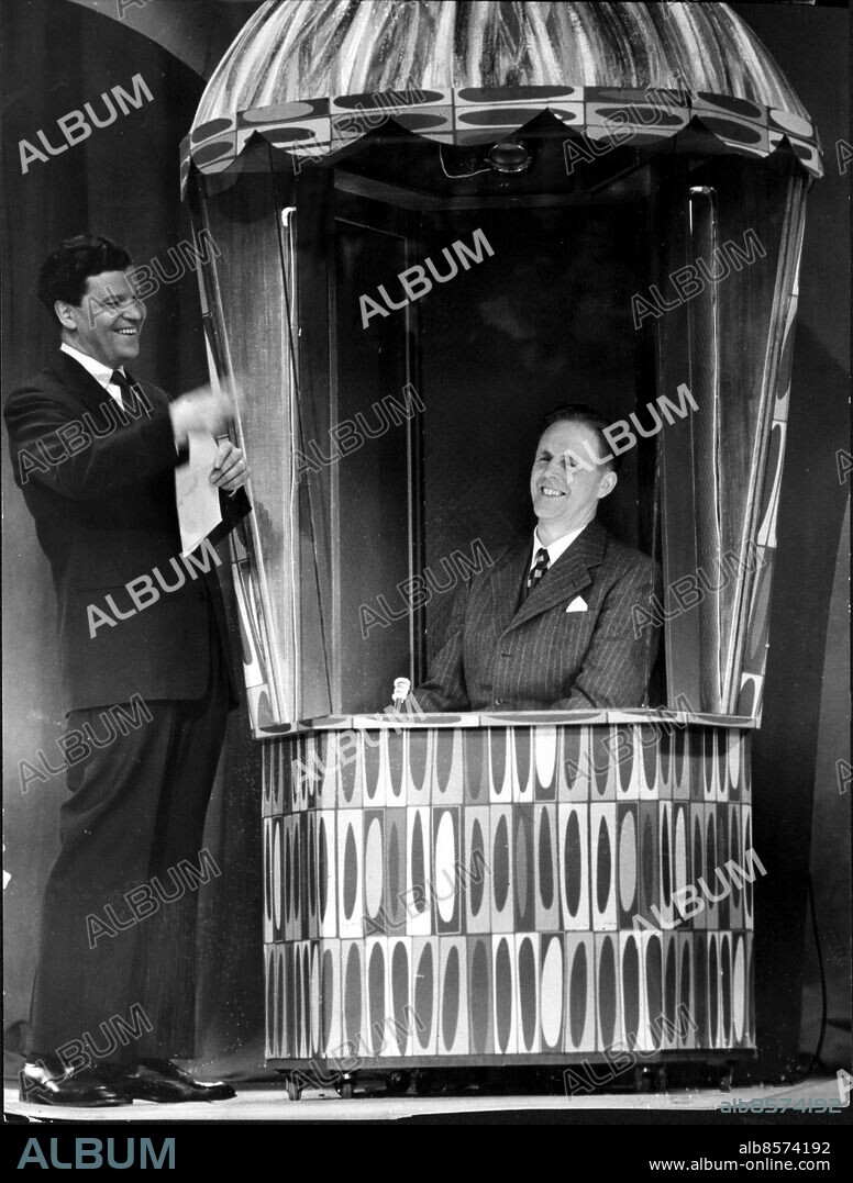 STOCKHOLM 19570223 - . Erik "UNCAS" Englund vinner 10 000-kronors frågan. Nils Eric Baerentz skrattar gott utanför buren. Foto Stig A Nilsson Kod 190 . COPYRIGHT SCANPIX SWEDEN.