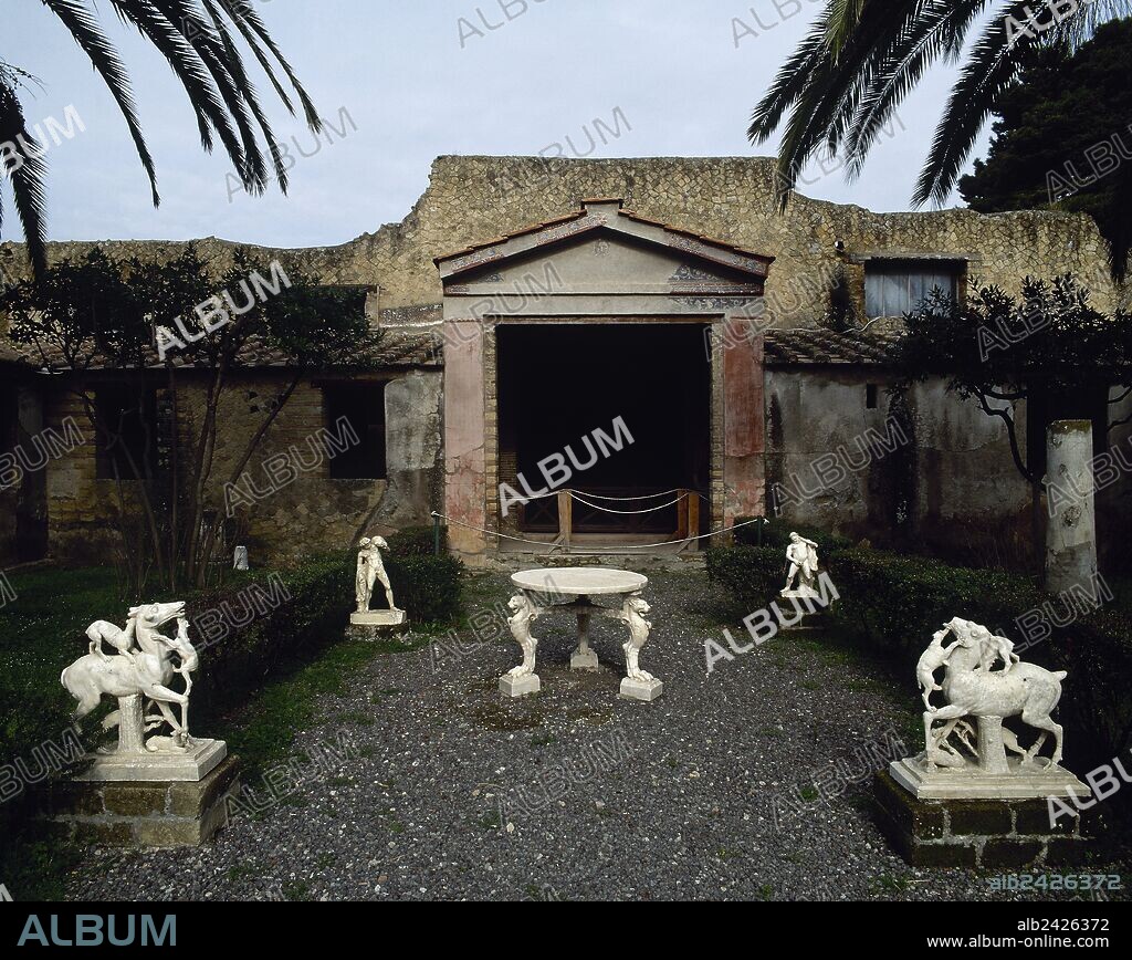 ARTE ROMANO. ITALIA. "CASA DEI CERVI" (CASA DEL CIERVO). Mansión patricia que toma su nombre por los dos grupos escultóricos de mármol que representan a ciervos asaltados por perros, y que decoraban el jardín. Fué construida en el siglo I d. C. en época claudia-neroniana. HERCULANO. La Campania.