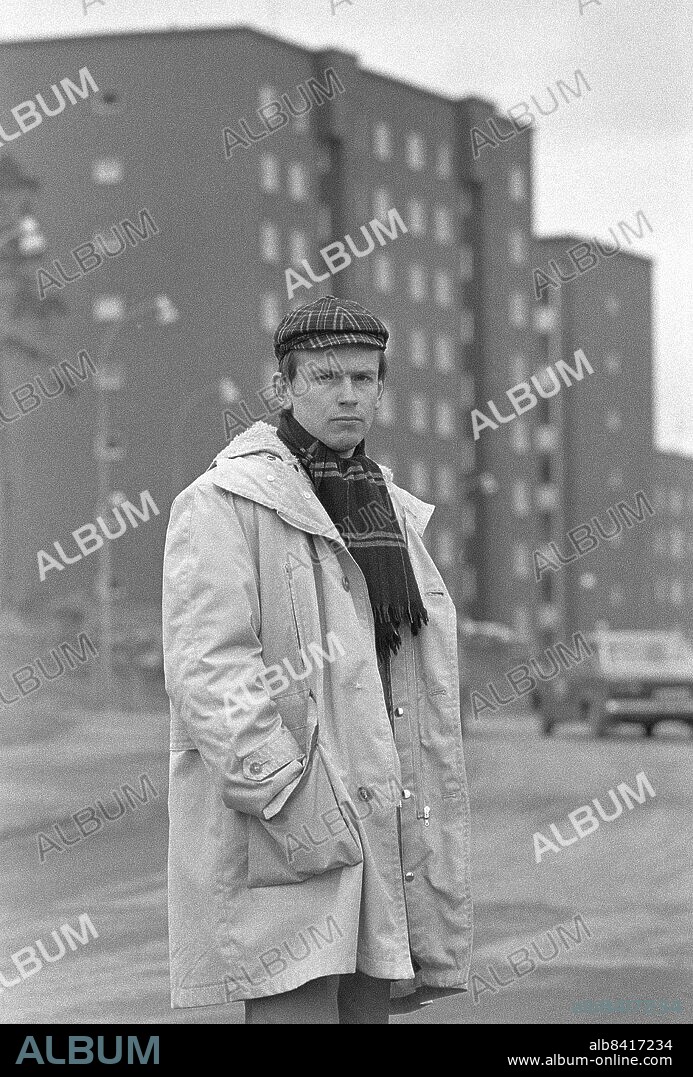 JÄRFÄLLA 1969-04-14. Göran Sonnevi, lyriker och översättare, i sina hemtrakter i Jakobsberg.. Foto: Sven-Erik Sjöberg / DN / TT / Kod: 53 **SVD OUT**.