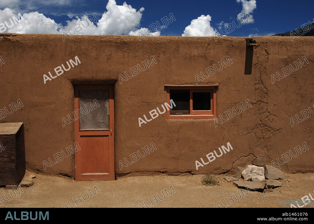 ESTADOS UNIDOS. PUEBLO DE TAOS. Habitado por indios Tiwa, de la tribu Pueblo. Vista de una construccíon típica de adobe. Declarado Patrimonio de la Humanidad por la UNESCO. Estado de Nuevo México.