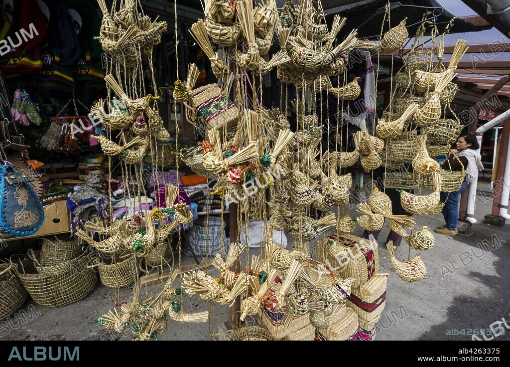 artesania en mimbre, feria de Castro, archipiélago de Chiloé ,provincia de Chiloé ,región de Los Lagos,Patagonia, República de Chile,América del Sur.
