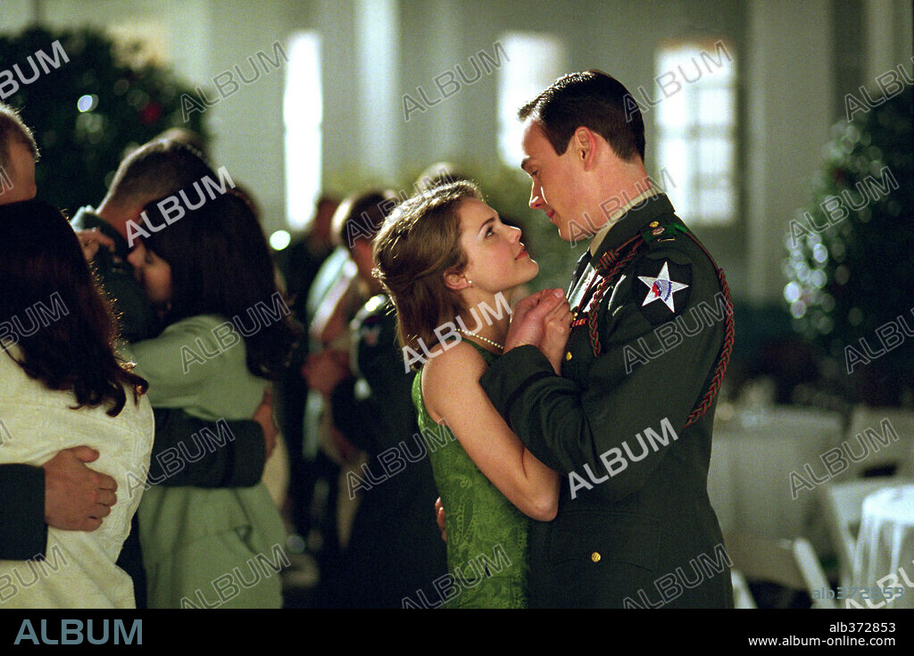 CHRIS KLEIN and KERI RUSSELL in WE WERE SOLDIERS, 2002, directed by RANDALL WALLACE. Copyright ICON PRODUCTIONS/WHEELHOUSE ENTERTAINMENT / VAUGHAN, STEPHEN.