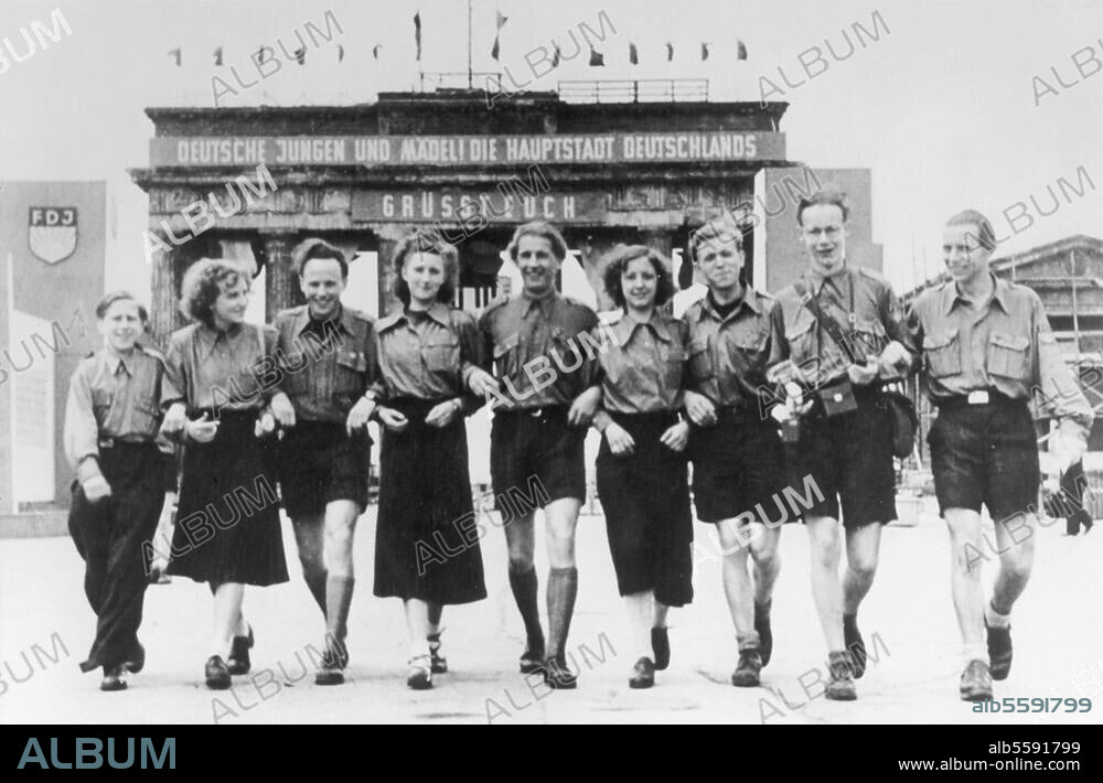 Ost-Berlin, 27.-30. Mai 1950:. I."Deutschlandtreffen" der kommunistischen Freien Deutschen Jugend (FDJ). FDJ'ler am Brandenburger Tor. Foto (W.Stiehr).