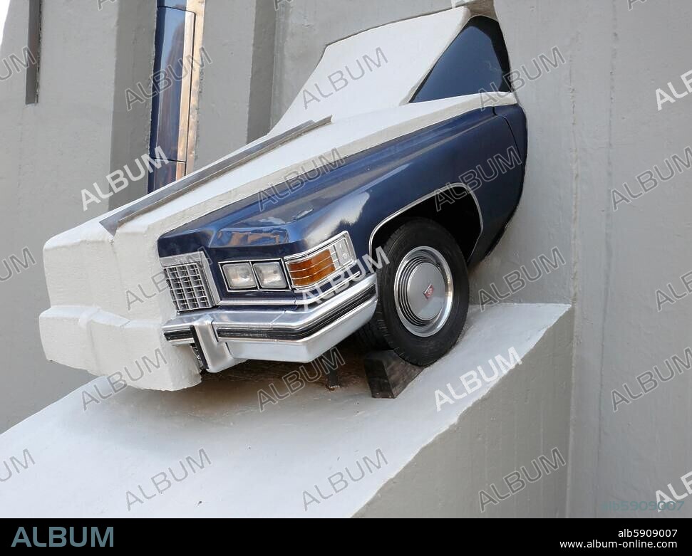 Berlin-Wilmersdorf, "2 Beton-Cadillacs in Form der nackten Maja", Rathenauplatz (1987 geschaffen von Wolf Vostell). Teilansicht nach Beendigung der Restaurierung, November 2006. Foto, 27.11.2006.
