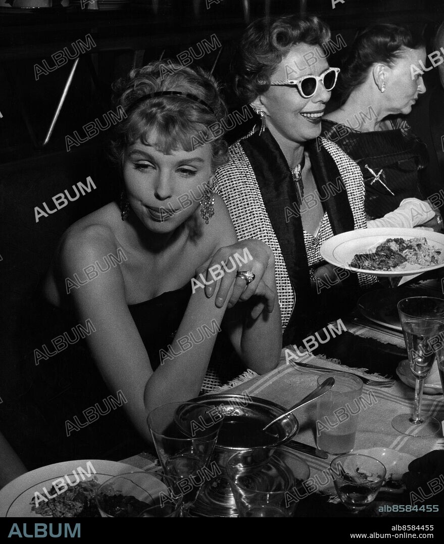 ARKIV STOCKHOLM 195410.. Skådespelerskan Meg Westergren med hårband och grevinnan Kerstin Bernadotte i solglasögon under en middag på Riche.. Foto: Lo Winge / Bonnierarkivet / TT / Kod: 37770.