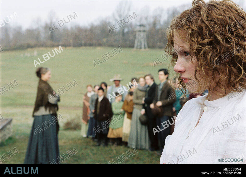 BRYCE DALLAS HOWARD in THE VILLAGE, 2004, directed by M. NIGHT SHYAMALAN. Copyright TOUCHSTONE PICTURES.