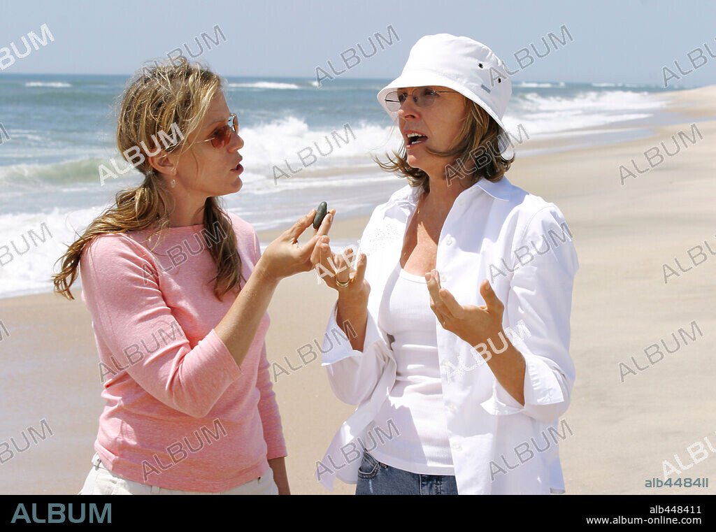 DIANE KEATON and FRANCES McDORMAND in SOMETHING'S GOTTA GIVE, 2003, directed by NANCY MEYERS. Copyright COLUMBIA PICTURES / MARSHAK, BOB.