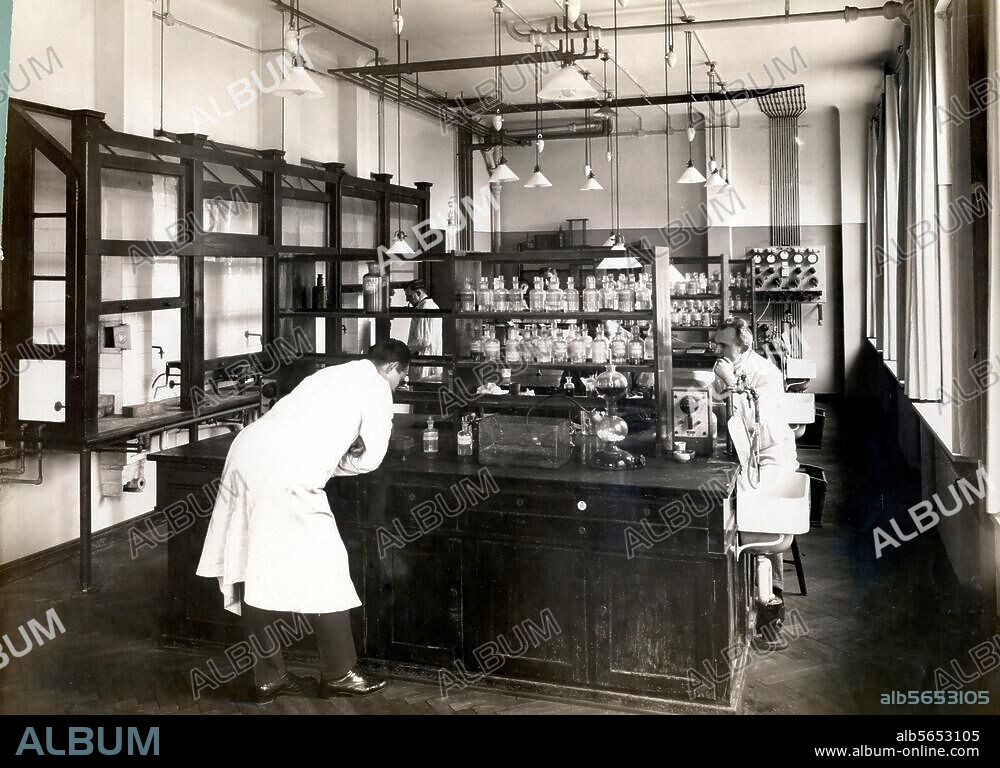 Naturwissenschaften:. Chemie Chemisches Labor der Technischen Universität Berlin. Foto, 20er Jahre.