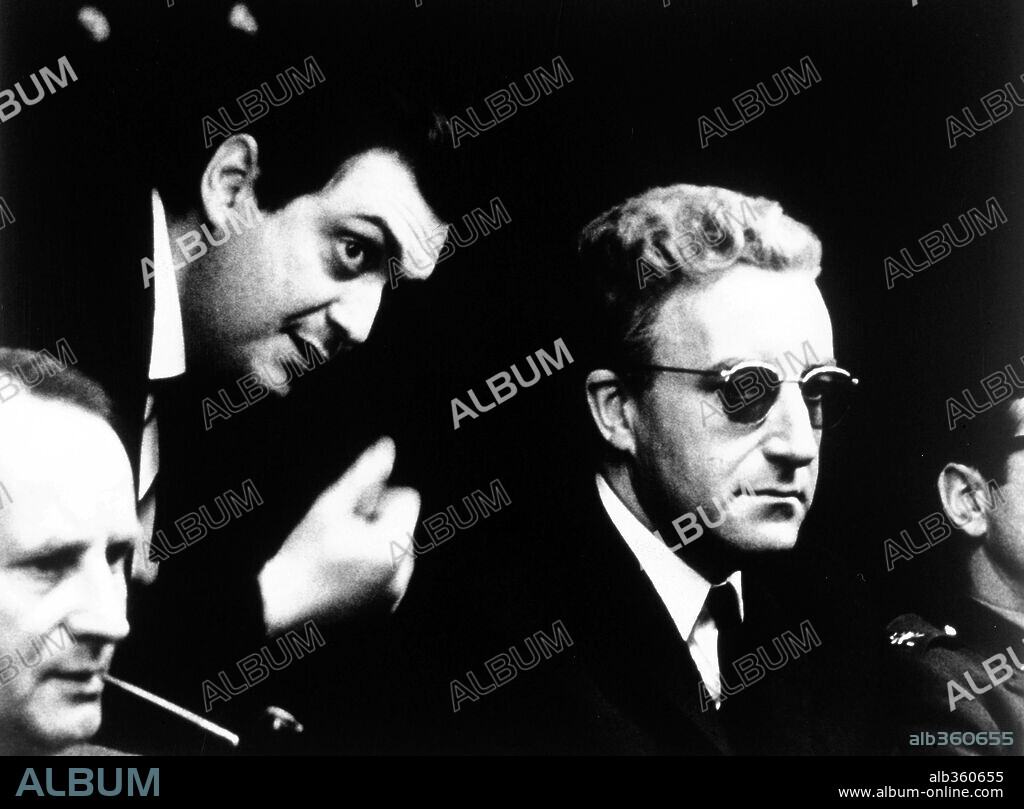 PETER SELLERS y STANLEY KUBRICK en TELEFONO ROJO, VOLAMOS HACIA MOSCU, 1964 (DR. STRANGELOVE OR: HOW I LEARNED TO STOP WORRYING AND LOVE THE BOMB), dirigida por STANLEY KUBRICK. Copyright HAWK FILMS PROD/COLUMBIA.