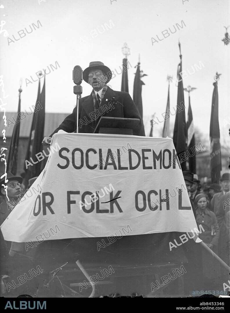 Göteborg 1936-05-01 - Förstamajdemonstration på Heden - talare är Zeth Höglund kallad Zäta Höglund - *** Local Caption *** GT Låda: Hedenimg643.jpg. KAMERAREPORTAGE.