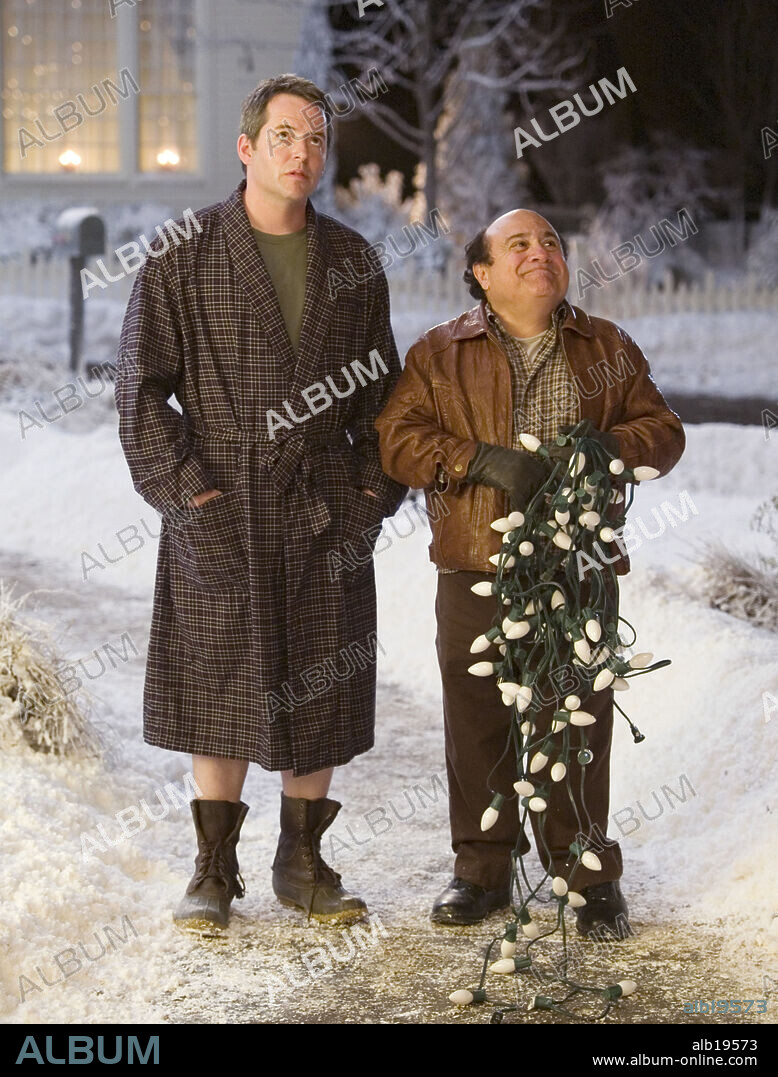 DANNY DEVITO and MATTHEW BRODERICK in DECK THE HALLS, 2006, directed by JOHN WHITESELL. Copyright ALL LIT UP PRODUCTIONS/20TH CENTURY FOX/NEW REGENCY PICTURES / GREGORY, DOANE.