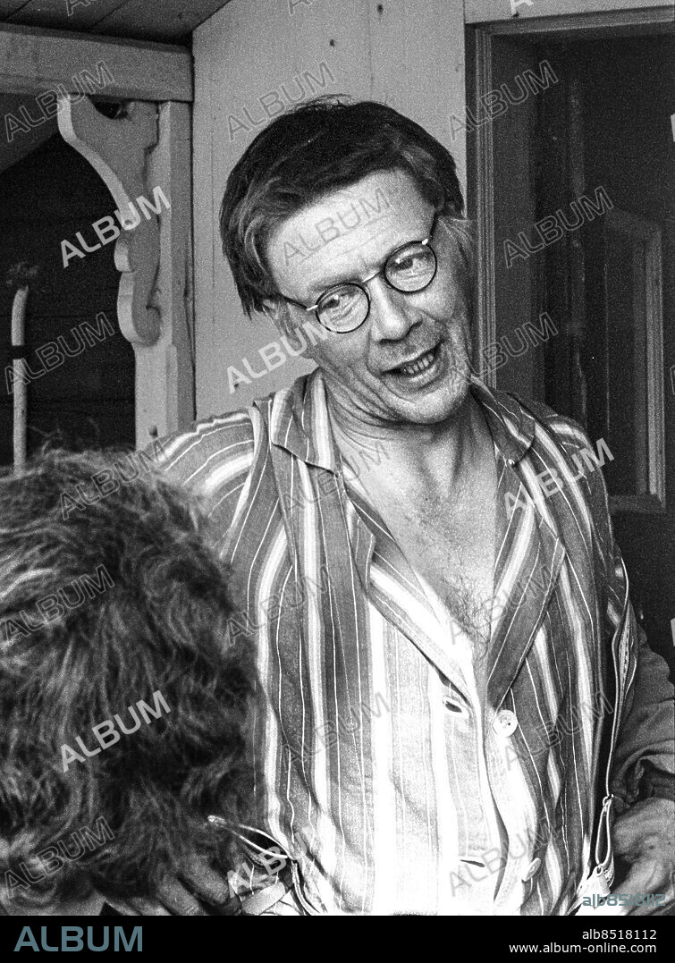 ÖSTERGÖTLAND 1972-06-30.. Inspelning av VEM ÄLSKAR YNGVE FREJ?. TV-film av Stig "Slas" Claesson i regi av Lars Forsberg.. Sänt första gången 1973-01-06.. Här ses skådespelaren Allan Edwall, som Gustafsson.. Foto: Bertil S-son Åberg / RiR / SVT / Kod: 5600. Reportage publ. i RiR 33/72 sid. 8-9.. RiR 20567 sv/v neg   . TV2-teatern.