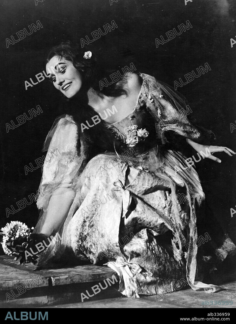 Joan Sutherland, cantante de ópera, actuando en la ópera "I Puritani".