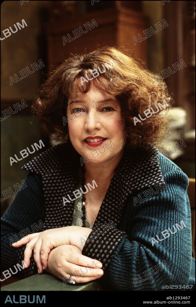 KATHY BATES en ANNIE, 1999, dirigida por ROB MARSHALL. Copyright CHRIS MONTAN/COLUMBIA TRISTAR/STORYLINE ENTERT/WALT DISNEY.