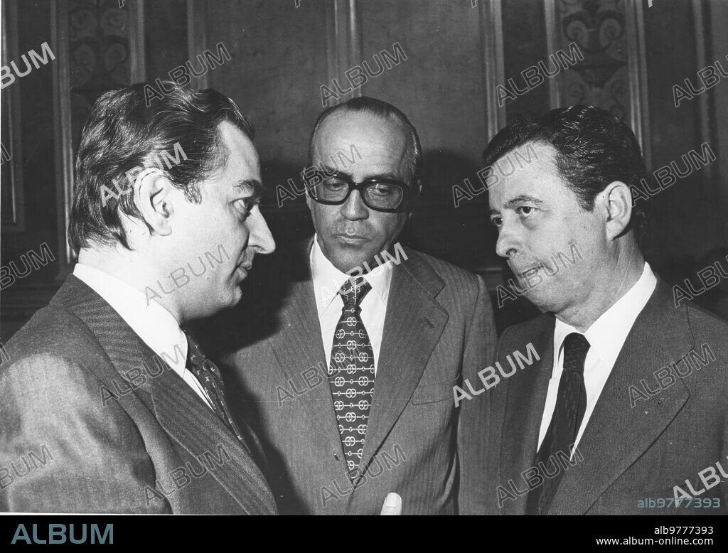 Plenary session of the congress began yesterday afternoon, behind closed doors, with the report of the minister of defense on the attempted coup d'état of February 23. Mr. Calvo-Sotelo talks with the head of the Chamber, Mr. Lavilla, and with the Minister of Defense, Mr. Oliart, at the end of this first part of the plenary session.