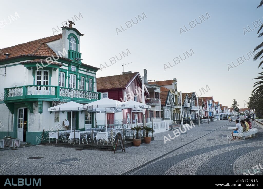 Casas de colores típicas de Costa Nova (Ría de Aveiro), Portugal.