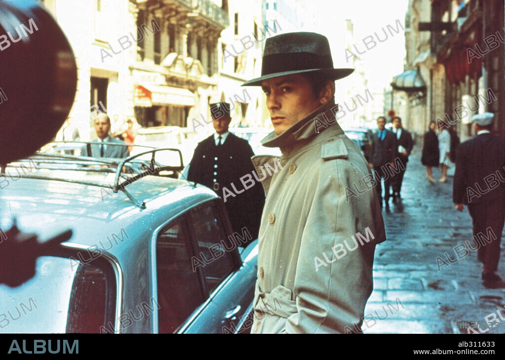 ALAIN DELON en EL SILENCIO DE UN HOMBRE, 1967 (LE SAMOURAI), dirigida por JEAN-PIERRE MELVILLE. Copyright PATHE.