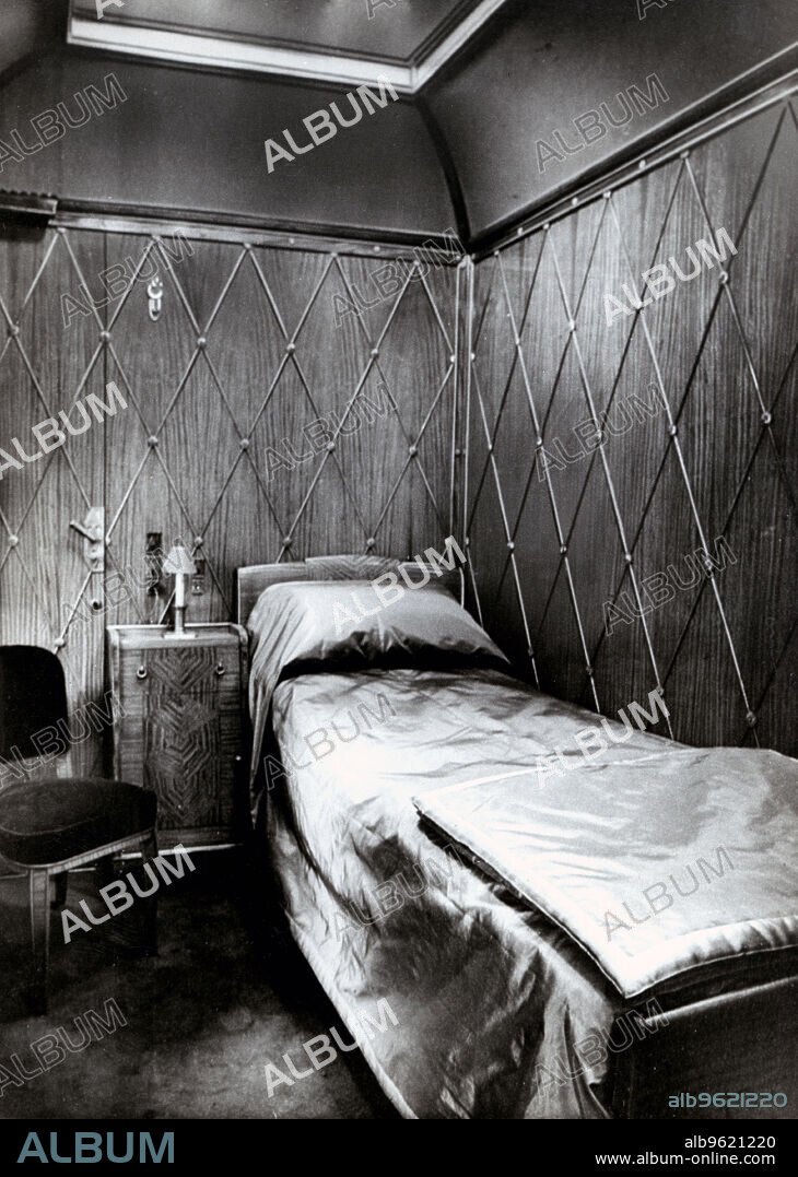 Bedroom cabin in an Italian sleeper carriage, 1950.