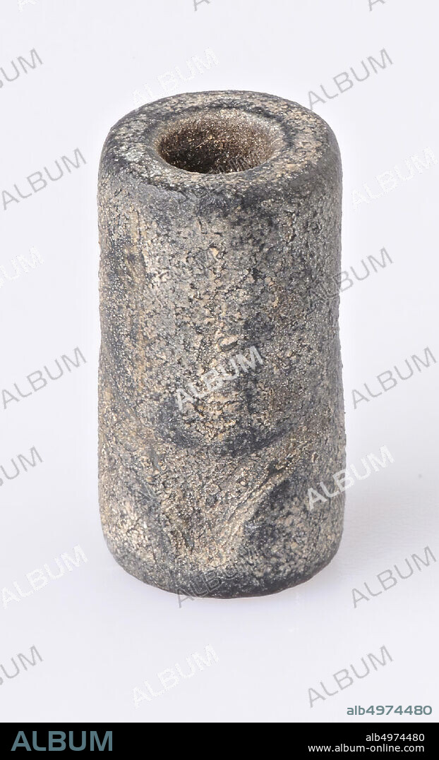 Vz: trees and jumping animals, coil seal, serpentine, Color: gray, Form: cylinder, Processing:, Method: L. 18 mm, Diam. 10 mm.