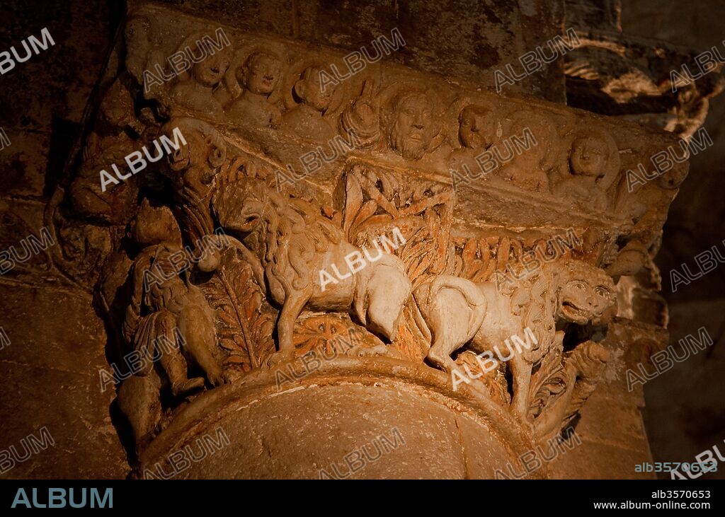 Capitel en el interior del Monasterio de San Pedro de Galligans, Siglo XII, Gerona, Cataluña, España.