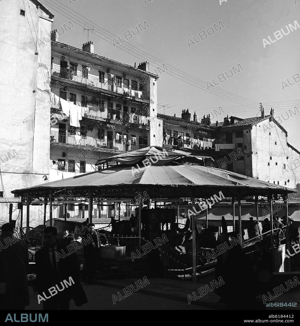 ATRACCION DE FERIA EN EL BARRIO DE LAVAPIES - FOTOGRAFIA EN BLANCO Y NEGRO - AÑOS 60.