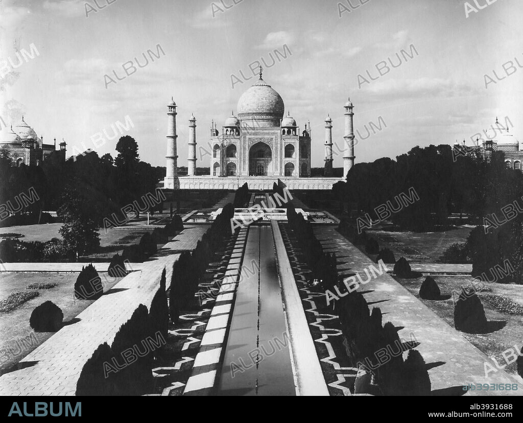 Taj Mahal, Agra, Uttar Pradesh, India, late 19th or early 20th century. The great marble mausoleum built by Shah Jahan (1592-1666), Mughal emperor, for his wife Arjumand Banu Begam (d1631) called Mumtaz Mahal (Favourite of the Palace).