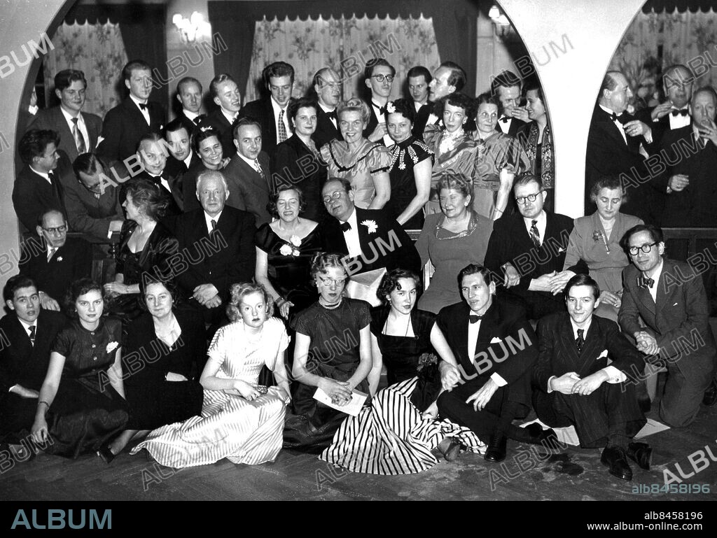 STOCKHOLM 1950-11.. Orig. bildtext... TJUGOFEMÅRSJUBILEET I NOV. 1950: Nederst från vänster: Rolf Pettersson, kopist, frk. Widing, texten, fru Leonard, Ängelholm, frk. Ulla Andersson, telefonist, frk. Kihlstrand, texten, frk. Lilly Svensson, försäljerska, Hägg, tecknare, Bengt Eriksson, sätteriet, Sandberg, tecknar Andra raden från vänster: Arkivarie Peterson, Fru Krantz, Göteborgsfilialen. Dr August Nilsson, fru Dagmar Martelius, Red. Martin Martelius, fru Greta Warnö, John Lorén, Alibimagasinet, Gbg, Fru Vivan Norrbom antikvariatet. Tredje raden: Alf Lidman, fotograf, Ivar Warnö, Malmö, Bartil Lindskog, fotograf, Löwebring, kopist, fru Sundström, texten, Gösta Carnsten, fotograf, Malmö, fru Irma Leiler, texten, fru Gun Winberg, f.d. kassan, fru Eva Karlsson, kassan, frk. Dagny Dahlberg, fru John Lorén, fru Britt-Louise Bibin, f.d.arkivet. Överst: Gunnar Andersson, sätteriet, Vilhelm Lindvall, arkivet, Bo Dahlin, fotograf, Hans Jansson, springpojke, Bertil Johansson, kopist, Kapten Tom Simberg, H-fors, kamrer Söderman, kassan Sahlin, sätteriet, Bo Boussard, red., Owe Sjöblom, fotograf. På andra sidan pelaren: Almkvist, revisor, Nils Sandberg, red., kapellmästaren. Anm. Bildbyrån Text & Bilder persons: NILS SANDBERG;OWE SJÖBLOM;BO BOUSSARD;TOM SIMBERG;BERTIL JOHANSSON;HANS JANSSON;BO DAHLIN;VILHELM LINDVALL;GUNNAR ANDERSSON;BRITT-LOUISE BIBIN;DAGNY DAHLBERG;EVA KARLSSON;GUN WINBERG;IRMA LEILER;GÖSTA CARNSTEN;BARTIL LINDSKOG;IVAR WARNÖ;ALF LIDMAN;VIVAN NORRBOM;JOHN LORÉN;GRETA WARNÖ;MARTIN MARTELIUS;DAGMAR MARTELIUS;AUGUST NILSSON;BENGT ERIKSSON;LILLY SVENSSON;ULLA ANDERSSON;ROLF PETTERSSON sites: STOCKHOLM;SVERIGE.