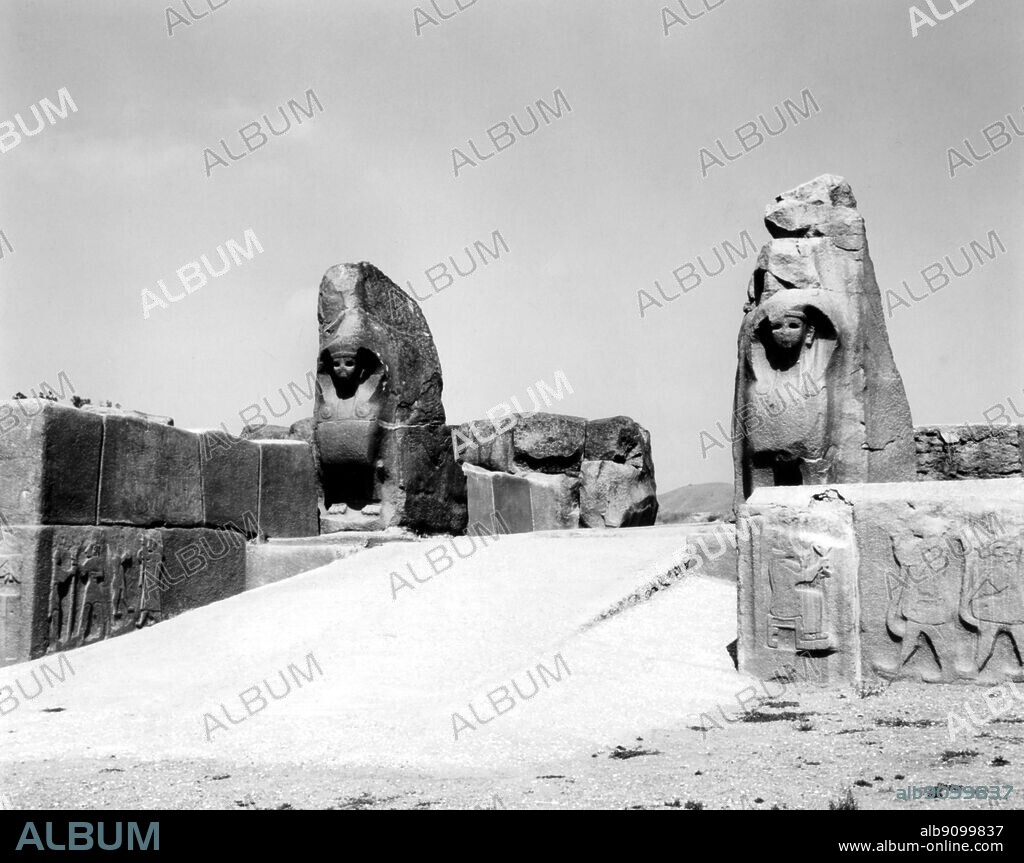Hittites - ruins of Huttusus - similar to the Lion Gate at Hattusa (Hattusha) in the ruins of the Hittite Empire near the town of Bogazkale, north-east Central Anatolia, Turkey. ©TopFoto.