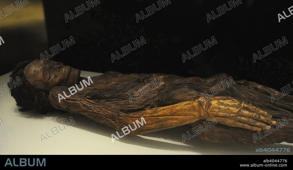 Cultura guanche. Restos momificados de un varón. Barranco de Herques (Güimar-Fasnia, Tenerife, Islas Canarias). Museo Arqueológico Nacional. Madrid. España.